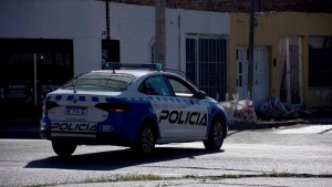 Robaron una rueda de auxilio en Neuquén y fueron demorados por la policía