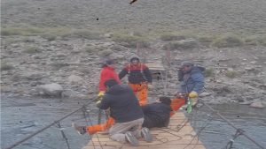 Video | Caen las tablas del puente con obreros encima, mientras los efectos del ciclón llegan al norte neuquino