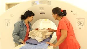 Ariana, de Bariloche al mundo: la primera investigadora que analiza el cerebro de los dinosaurios