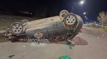 Imagen de Impactante vuelco sobre la Ruta 22 en Plottier deja dos heridos hospitalizados este sábado