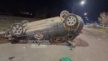 Impactante vuelco sobre la Ruta 22 en Plottier deja a dos heridos este sábado 