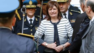 Bullrich felicitó a una oficial de a Policía de Río Negro, tras el intento de usurpación en El Bolsón