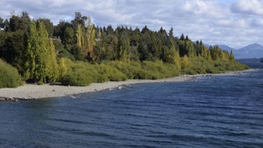 Video | ¿El Nahuelito volvió aparecer en Bariloche?: filmaron un extraño objeto en Playa Bonita