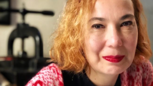 Raquel Robles, escritora y fundadora de la agrupación Hijos, llega a Roca a dar una charla