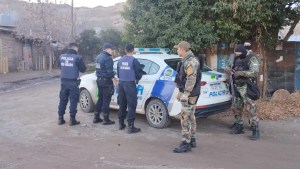 Detuvieron a cinco sospechosos en Regina y secuestraron armas tras una serie de allanamientos por robo
