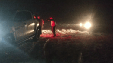 Un equipo de futbol de El Huecú rescató a una familia varada en la nieve. Foto: captura video.