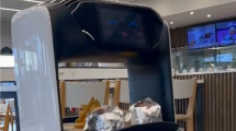 Imagen de Video | ¿Ya te lo cruzaste?: así atiende el robot mozo en una estación de servicio en Roca
