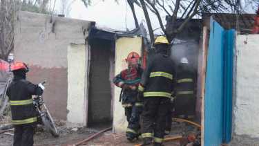 Los vecinos lograron derribar una pared pero no pudieron salvar la vida de los pequeños. Foto: gentileza Bomberos Roca