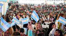 Imagen de Emotivo acto de la bandera en Roca: ¡Sí, prometo!, mil voces de lealtad por la celeste y blanca