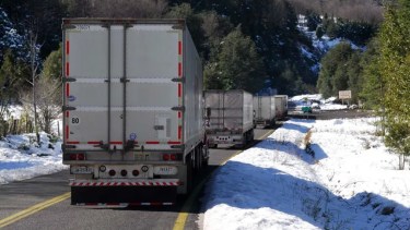 Más de 170 camiones están varados en Las Lajas por el cierre del paso internacional Pino Hachado. 