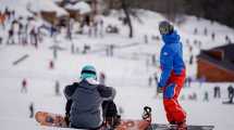 Imagen de Cerro Chapelco lanza el curso para residentes para que aprendas esquí y snowbard con tarifas convenientes