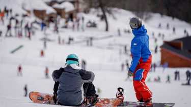 Cerro Chapelco lanza el curso para residentes para que aprendas esquí y snowbard con tarifas convenientes