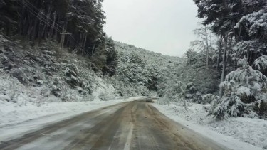 La nevada será muy fuerte esta noche en el tramo Siete Lagos de la Ruta 40. 