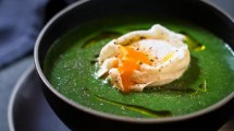 Imagen de Sopa de espinacas con huevo poche para este lunes sin carne