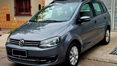 El auto es un Volkswagen Suran gris petróleo. Foto ilustrativa.