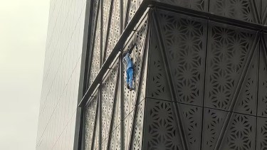 Video: quién es el influencer que trepó un edificio de 30 pisos con una camiseta de Messi en Puerto Madero