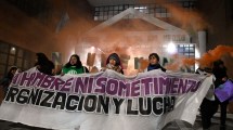 Imagen de 3J Ni Una Menos: Viedma se vistió de negro, como símbolo de luto contra las políticas de Milei