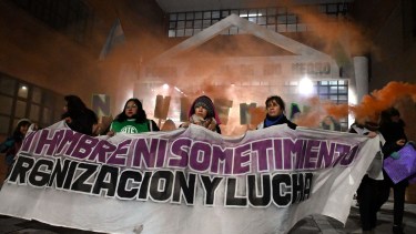 La marcha del 3J en Viedma finalizó frente al edificio del Poder Judicial de Río Negro. 
Foto : Marcelo Ochoa