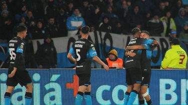 Gabriel Rojas, luego de una gran jugada, selló la historia en la cancha de Racing. (FBaires)