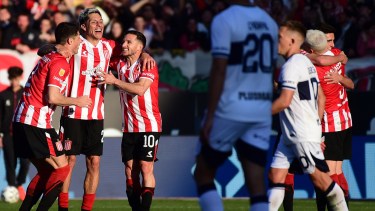 Estudiantes goleó a Gimnasia y se quedó con el clásico de La Plata por la Liga Profesional