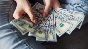 Dólar hoy: el blue bajó cinco pesos y los financieros también cayeron