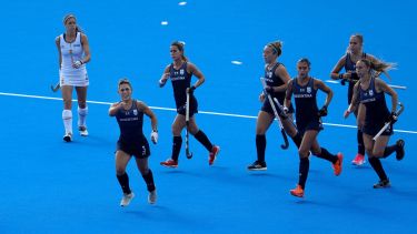 Agustina Gorzelany, de penal, abrió el resultado y anotó su quinto gol en los Juegos. (AFP)