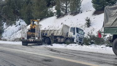 Un camión de Vialidad Rionegrina despistó por la nieve, cerca de El Bolsón. Crédito Estación Terrena. 