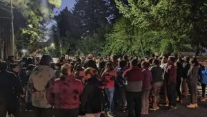 Trabajadores de Termas de Neuquén bloquearon la sede de Loncopué en reclamo por un subsidio adeudado