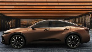 Toyota Crown 2024, mirá cómo evolucionó el primer modelo producido en serie por la marca en 1955