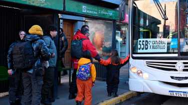 Tras el último aumento, la tarifa del colectivo del centro al Cerro Catedral cuesta $3380
Foto: Alfredo Leiva