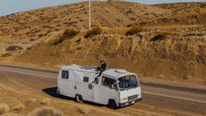 Dejó su trabajo en un banco y recorre la Patagonia en motorhome: las aventuras de Blas, el viajero enamorado de Caviahue y el norte neuquino