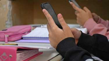 Los especialistas consideran que no conviene prohibir el uso del celular. Foto: Florencia Salto