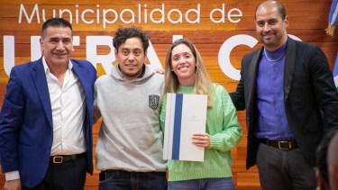 Vecinos recibieron los decretos de adjudicación de sus lotes (Foto: gentileza)