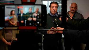 El gobernador Alberto Weretilneck habló  en su paso por Dina Huapi. Foto: Alfredo Leiva