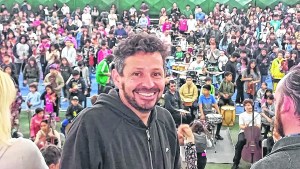 Oscar Albrieu Roca, el percusionista de Regina que dirige la música que le cambia la vida a muchos chicos