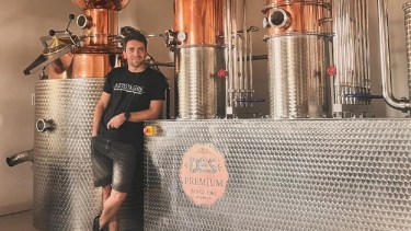 Alejandro Philbert, chef y creador del gin Athos en Bariloche.