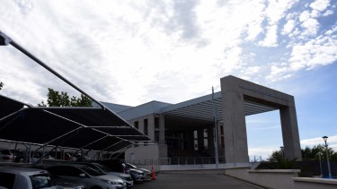 Reclamo de trabajadores de la legislatura por la restitución del Impuesto a las Ganancias. Foto: Matías Subat.