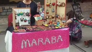 Marta antes de mudarse, vendió artesanías en Colonia Suiza. Foto: gentileza