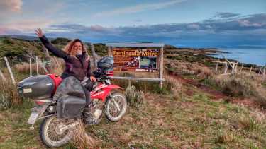 Aunque su camino no tiene un destino fijo, cada parada es una nueva oportunidad para aprender, crecer y conectar. Fotos: Instagram: penny.rider.arg, Youtube: Penny Rider.