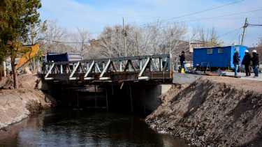 El puente sobre el arroyo Durán en la calle Leguizamón en Neuquén (foto Cecilia Maletti) 