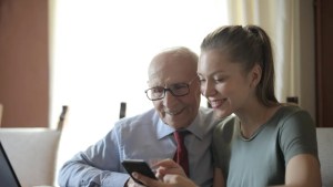 Cuánto cobra un cuidador de adultos mayores durante julio 2024: ¿hay aumentos?