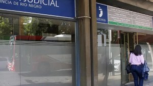 El caso del joven de Cipolletti que se quitó el apellido de su papá: era violento con su madre y tuvieron que abandonar Río Negro