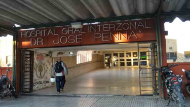 Gian, de 12 años, recibe atención médica en el hospital Penna de Bahía Blanca tras el incendio que destruyó su hogar en Carmen de Patagones.