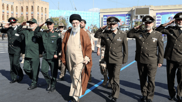 El presidente Javier Milei enfrenta tensiones diplomáticas con Irán tras la designación de Hamas como grupo terrorista y en el contexto del aniversario del atentado a la AMIA.