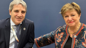 La curiosa foto de Kristalina Georgieva y Luis Caputo que explotó en redes: «¿Y el brazo?»