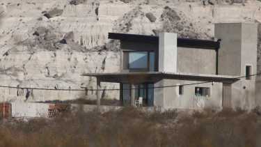 La casa construida en las bardas de Paso Córdoba. (Foto Juan Thomes)