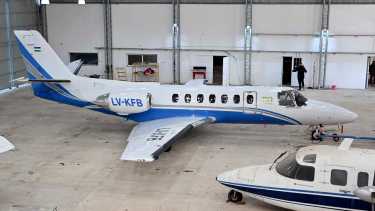 El avión Cessna se exhibió en el hangar del aeropuerto Castello, en Viedma. Foto: Marcelo Ochoa