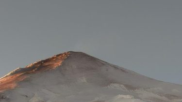 Se mantiene el alerta en Chile por la explosión con material sólido en el volcán Villarrica. Foto: Sernaogemin.  