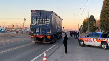Unos 150 camiones pudieron cruzar por Pino Hachado este miércoles. Foto: gentileza Defensa Civil Cutral Co. 