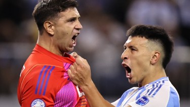 El Dibu será titular mañana. 